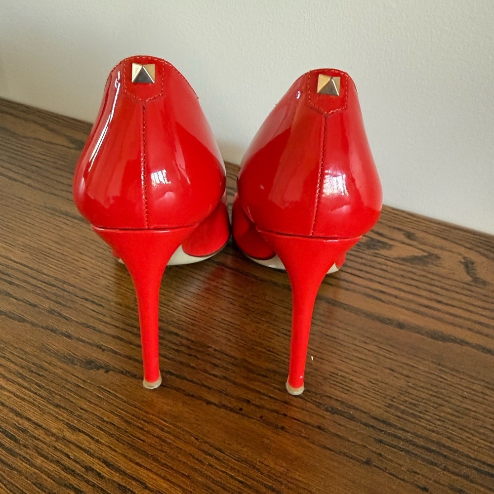 Valentino Garavani Red Patent Leather Pointed-Toe Stiletto Pumps - Picture 4 of 6